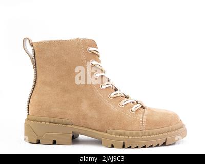 Bottes en daim beige avec lacets beige et fermeture à glissière sur le côté. Détails élastiques sur les côtés et semelle en caoutchouc. Gros plan isolé sur fond blanc. Côté droit Banque D'Images