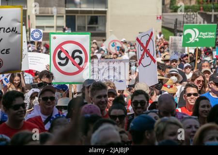 Des manifestants ont placé des pancartes contre le projet de loi 96 pendant la manifestation. Les manifestants ont défilé contre le projet de loi controversé 96 du Collège Dawson. Proposé par le parti Coalition avenir Québec (CAQ), le premier ministre du Québec, François Legault, croit que la loi protégera la culture et la langue françaises au Canada. La communauté anglaise croit que la loi aura des conséquences catastrophiques dans la province, ce qui aura des répercussions sur l'accès à l'éducation, à la justice et aux soins de santé. Banque D'Images