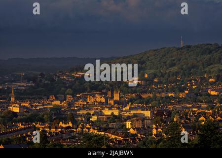 moody arc-en-ciel coucher de soleil sur la baignoire Banque D'Images