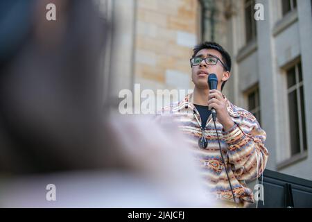 Un jeune étudiant kanien?kehá?ka (Mohawk) parle dans sa propre langue et parle de l'avenir des étudiants autochtones pendant la démonstration. Les manifestants ont défilé contre le projet de loi controversé 96 du Collège Dawson. Proposé par le parti Coalition avenir Québec (CAQ), le premier ministre du Québec, François Legault, croit que la loi protégera la culture et la langue françaises au Canada. La communauté anglaise croit que la loi aura des conséquences catastrophiques dans la province, ce qui aura des répercussions sur l'accès à l'éducation, à la justice et aux soins de santé. (Photo de Giordanno Brumas/SOPA Images/Sipa USA) Banque D'Images