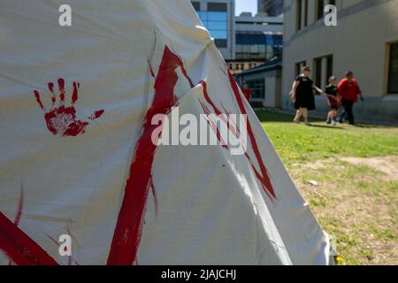 Empreintes rouges visibles sur un tipi (maison autochtone traditionnelle) près du Collège Dawson pendant la démonstration. Les manifestants ont défilé contre le projet de loi controversé 96 du Collège Dawson. Proposé par le parti Coalition avenir Québec (CAQ), le premier ministre du Québec, François Legault, croit que la loi protégera la culture et la langue françaises au Canada. La communauté anglaise croit que la loi aura des conséquences catastrophiques dans la province, ce qui aura des répercussions sur l'accès à l'éducation, à la justice et aux soins de santé. (Photo de Giordanno Brumas/SOPA Images/Sipa USA) Banque D'Images