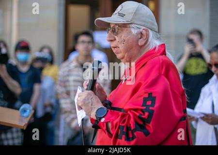 Montréal, Québec, Canada. 14th mai 2022. Kenneth Deer, ancien de Kanien?kehíka (Mohawk), parle du colonialisme français et de l'importance qu'il y a à laisser les indigènes hors du projet de loi-96 pendant la manifestation. Les manifestants ont défilé contre le projet de loi controversé 96 du Collège Dawson. Proposé par le parti Coalition avenir Québec (CAQ), le premier ministre du Québec, François Legault, croit que la loi protégera la culture et la langue françaises au Canada. La communauté anglaise croit que la loi aura des conséquences catastrophiques dans la province, ce qui aura des répercussions sur l'accès à l'éducation, à la justice et aux soins de santé. (Image de crédit : Banque D'Images