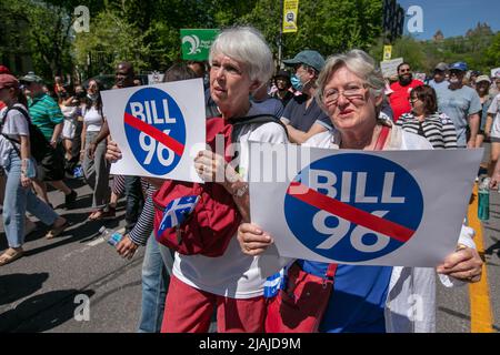 Montréal, Québec, Canada. 14th mai 2022. Les manifestants tiennent des pancartes contre le projet de loi-96. Les manifestants ont défilé contre le projet de loi controversé 96 du Collège Dawson. Proposé par le parti Coalition avenir Québec (CAQ), le premier ministre du Québec, François Legault, croit que la loi protégera la culture et la langue françaises au Canada. La communauté anglaise croit que la loi aura des conséquences catastrophiques dans la province, ce qui aura des répercussions sur l'accès à l'éducation, à la justice et aux soins de santé. (Credit image: © Giordanno Brumas/SOPA Images via ZUMA Press Wire) Banque D'Images