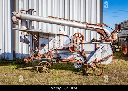 Fort Meade, FL - 23 février 2022 : déchiqueteuse de maïs à rouleaux 1928 McCormick-Deering 4 au salon local des tracteurs Banque D'Images