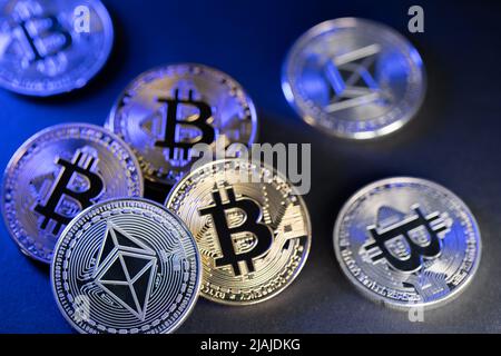 Pièces de monnaie argent Ethereum et Bitcoin d'or sur fond sombre. Technologie blockchain Banque D'Images