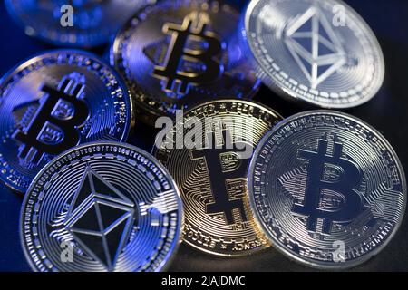 Bitcoin et pièces d'Ethereum, lumière spectaculaire. Concept de crypto-monnaie et de blockchain. Transactions de devises numériques Banque D'Images