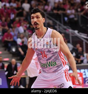 Bonn, Allemagne. 05th mars 2022. Telekom Dome, Basketball Bundesliga, playoff, semifinal, BBL, Telekom paniers Bonn vs Bayern Munich, Nihad Djedovic (Bayern) regarde dessus. Crédit : Juergen Schwarz/Alay Live News Banque D'Images