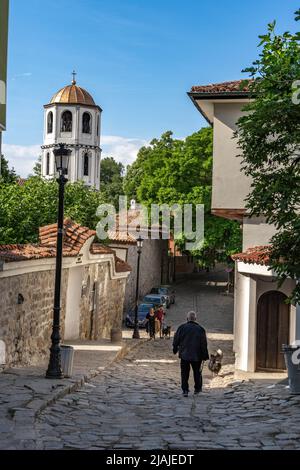 Vue sur la tour de St Constantine et l'église de Sainte-Hélène avec une population locale marchant dans la rue dans la zone de la ville ancienne de Plovdiv Banque D'Images