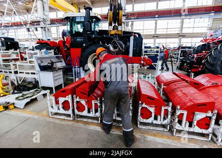 Le processus d'assemblage des tracteurs et moissonneuses agricoles. Banque D'Images