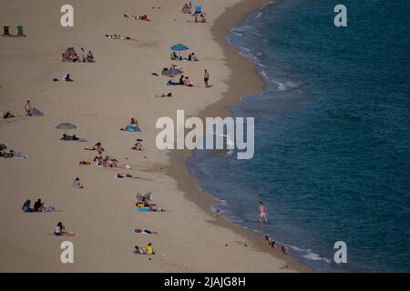 Arenys de Mar, Barcelone, Espagne. 30th mai 2022. Les gens profitent d'une journée ensoleillée à la plage d'Arenys de Mar, à Barcelone, en Espagne. (Credit image: © Matias Basualdo/ZUMA Press Wire) Banque D'Images