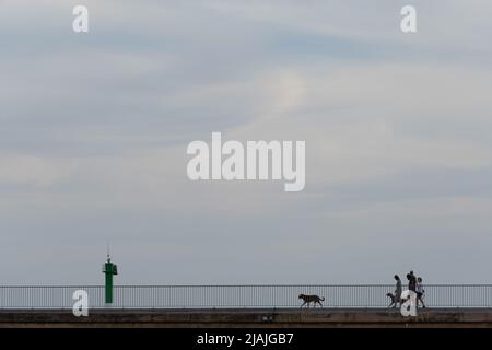 Arenys de Mar, Barcelone, Espagne. 30th mai 2022. Les gens marchent le long de l'embarcadère Arenys de Mar à Barcelone, Espagne. (Credit image: © Matias Basualdo/ZUMA Press Wire) Banque D'Images