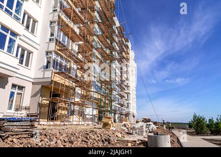 achèvement de la construction de bâtiments résidentiels finition de façade à l'aide d'échafaudages, mise au point sélective Banque D'Images