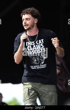 Le chanteur, auteur-compositeur et musicien Jordan Benjamin, connu sous le nom de petit-fils, est présenté sur scène lors d'un concert lors du festival de musique d'appel de Boston qui s'est tenu à Allston, Massachusetts, le 27 mai 2022. Banque D'Images