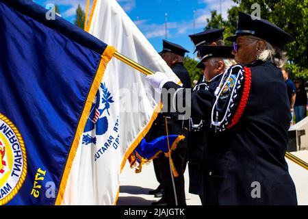 Fernley, États-Unis. 30th mai 2022. Un porteur de drapeau avec le drapeau de la marine marchande. Les gens ont assisté à un événement du jour du souvenir dans un cimetière d'anciens combattants. Crédit : SOPA Images Limited/Alamy Live News Banque D'Images