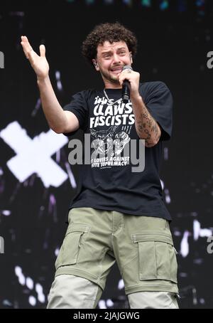 Le chanteur, auteur-compositeur et musicien Jordan Benjamin, connu sous le nom de petit-fils, est présenté sur scène lors d'un concert lors du festival de musique d'appel de Boston qui s'est tenu à Allston, Massachusetts, le 27 mai 2022. Banque D'Images