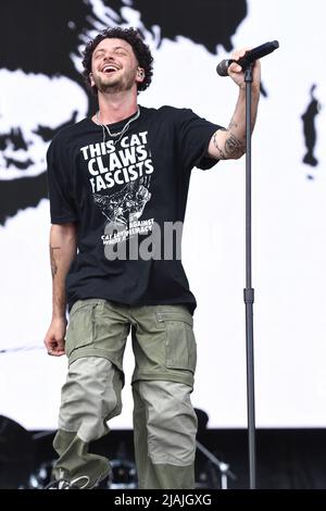 Le chanteur, auteur-compositeur et musicien Jordan Benjamin, connu sous le nom de petit-fils, est présenté sur scène lors d'un concert lors du festival de musique d'appel de Boston qui s'est tenu à Allston, Massachusetts, le 27 mai 2022. Banque D'Images