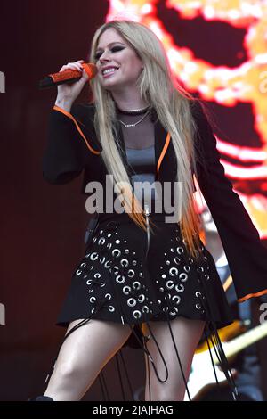 Le chanteur, auteur-compositeur et actrice avril Lavigne est présenté sur scène lors d'un concert lors du festival de musique d'appel de Boston qui s'est tenu à Allston, Massachusetts, le 27 mai 2022. Banque D'Images