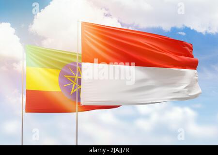 Ciel bleu ensoleillé et drapeaux de l'indonésie et de l'ethiopie Banque D'Images
