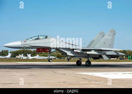 La Force aérienne de l'Armée populaire de libération J-16 frappe un avion de chasse qui atterrit à la base aérienne de Dyagilevo, en Russie. Banque D'Images