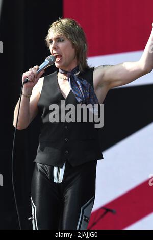 Le chanteur Luke Spiller est présenté sur scène lors d'un concert live The Struts lors du festival de musique d'appel de Boston qui s'est tenu à Allston, Massachusetts, le 27 mai 2022. Banque D'Images