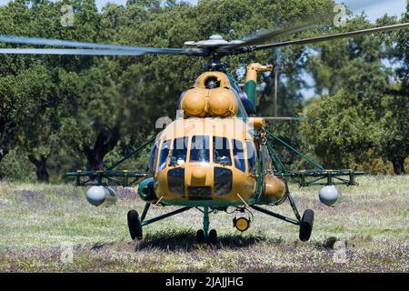 Une armée de l'air hongroise mi-17 part d'un champ isolé au Portugal. Banque D'Images