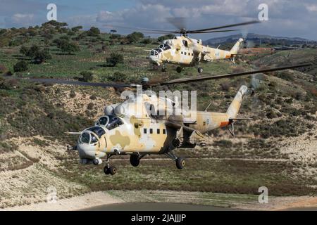 Une paire d'hélicoptères mi-35 Hind de l'aile aérienne de la Garde nationale de Chypre en vol au-dessus de Chypre. Banque D'Images