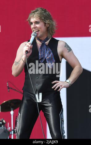 Le chanteur Luke Spiller est présenté sur scène lors d'un concert live The Struts lors du festival de musique d'appel de Boston qui s'est tenu à Allston, Massachusetts, le 27 mai 2022. Banque D'Images