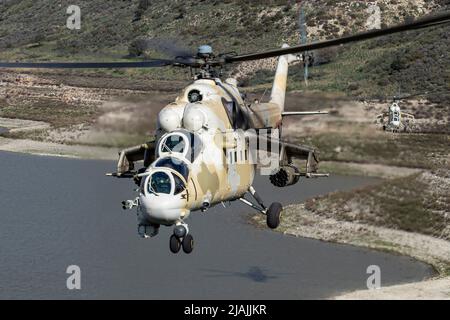 Une paire d'hélicoptères mi-35 Hind de l'aile aérienne de la Garde nationale de Chypre en vol au-dessus de Chypre. Banque D'Images