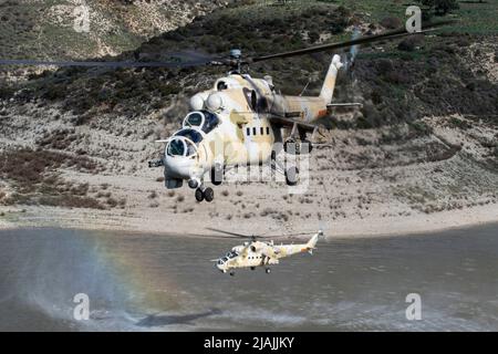 Une paire d'hélicoptères mi-35 Hind de l'aile aérienne de la Garde nationale de Chypre en vol au-dessus de Chypre. Banque D'Images