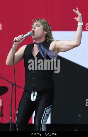 Le chanteur Luke Spiller est présenté sur scène lors d'un concert live The Struts lors du festival de musique d'appel de Boston qui s'est tenu à Allston, Massachusetts, le 27 mai 2022. Banque D'Images