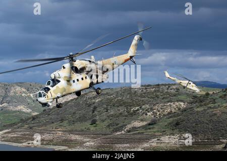 Une paire d'hélicoptères mi-35 Hind de l'aile aérienne de la Garde nationale de Chypre en vol au-dessus de Chypre. Banque D'Images