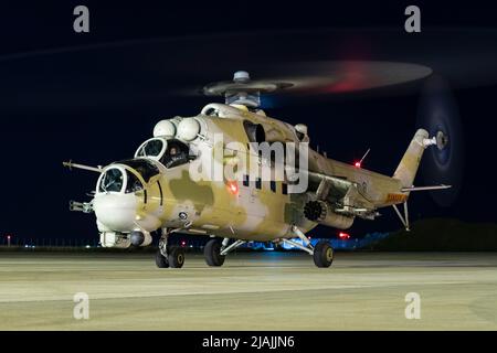 A Cyprus National Guard Air Wing mi-35 Hind se prépare pour le décollage de nuit, Chypre. Banque D'Images