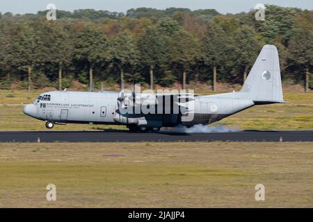 Un avion de transport Hercules de la Royal Netherlands Air Force C-130H-30 débarquant sur piste, Eindhoven, pays-Bas. Banque D'Images