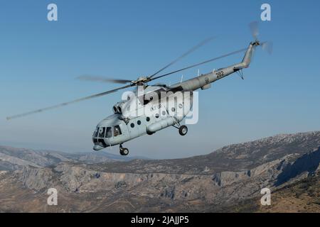Un hélicoptère mi-8 de la Force aérienne croate en vol au-dessus de la Croatie. Banque D'Images
