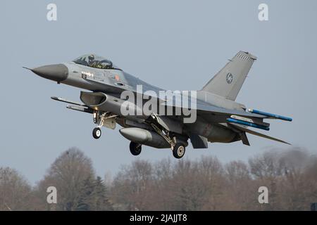 Un faucon de combat F-16 de la Royal Neherlands Air Force se prépare à atterrir à Volkel, aux pays-Bas. Banque D'Images