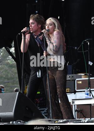 Le chanteur Luke Spiller et l'invité spécial Paris Jackson sont présentés sur scène lors d'une présentation de concert en direct des Struts lors du festival de musique d'appel de Boston qui s'est tenu à Allston, Massachusetts, sur 27 mai 2022. Banque D'Images