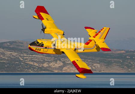 Un avion de lutte contre les incendies de la Force aérienne croate CL-415 Super Scooper en vol, Zadar, Croatie. Banque D'Images