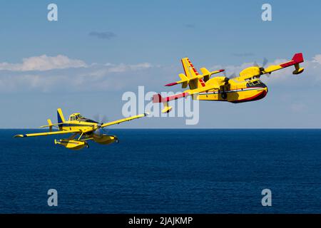 Avions de lutte contre les incendies AT-802 et CL-415 de la Force aérienne croate volant en formation, Croatie. Banque D'Images