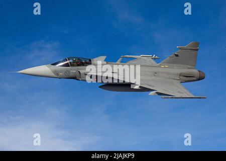 Un avion de chasse Gripen JAS-39 de la Force aérienne suédoise en vol au-dessus du nord de la Suède. Banque D'Images