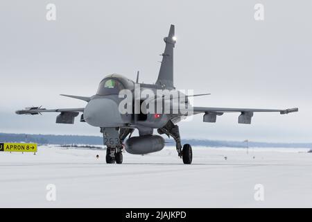 Un taxi de la Force aérienne suédoise JAS-39 Gripen sort pour un vol d'entraînement à Lulea, dans le nord de la Suède. Banque D'Images