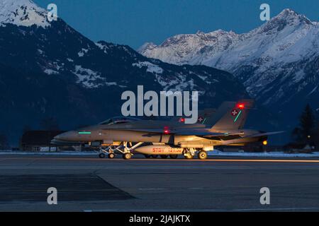 Swiss Air Force F/A-18 Hornets se préparant à un vol d'entraînement nocturne, Meringen, Suisse. Banque D'Images