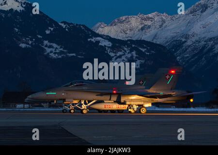 Swiss Air Force F/A-18 Hornets se préparant à un vol d'entraînement nocturne, Meringen, Suisse. Banque D'Images