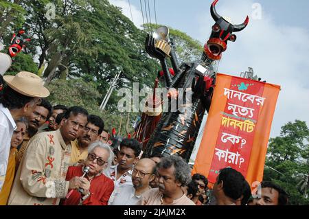 Le peuple bangladais célèbre la nouvelle année Bangla 1412. La journée est célébrée avec la gaieté traditionnelle et la fête dans tout le pays. Dhaka, Bangladesh. Le 14th avril 2005. Banque D'Images