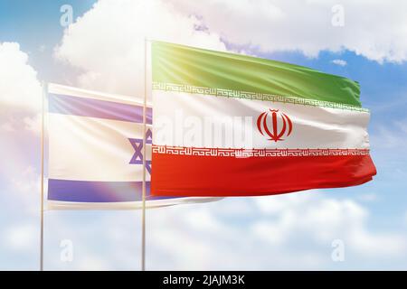 Ciel bleu ensoleillé et drapeaux de l'iran et d'israël Banque D'Images