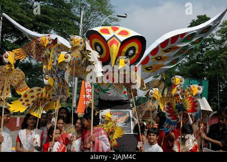 Le peuple bangladais célèbre la nouvelle année Bangla 1412. La journée est célébrée avec la gaieté traditionnelle et la fête dans tout le pays. Dhaka, Bangladesh. Le 14th avril 2005. Banque D'Images