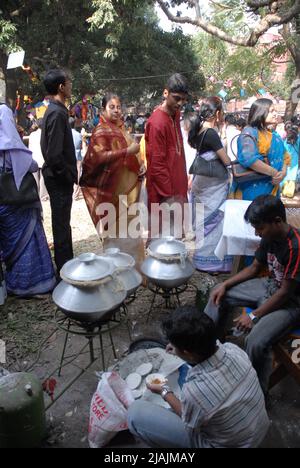 Bhapa pitha (gâteaux de riz vapeur) vendu à l'extérieur de l'Institut des Beaux-Arts où des centaines de personnes se réunissent pour participer aux célébrations de Nobanno Utshob ou Harvest Festival qui a lieu chaque année en novembre. Dhaka, Bangladesh. Banque D'Images