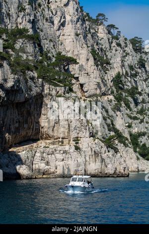 Vue sur la Calanque d'en-vau avec plage de sable blanc près de Cassis, excursion en bateau dans le parc national de Calanques en Provence, France Banque D'Images