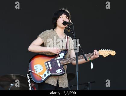 Le chanteur, auteur-compositeur et guitariste Nora Cheng est présenté sur scène lors d'un concert avec Horsegirl au festival de musique d'appel de Boston à Allston, Massachusetts, sur 29 mai 2022. Banque D'Images