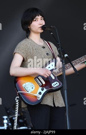 Le chanteur, auteur-compositeur et guitariste Nora Cheng est présenté sur scène lors d'un concert avec Horsegirl au festival de musique d'appel de Boston à Allston, Massachusetts, sur 29 mai 2022. Banque D'Images