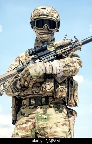 Soldat en uniforme de camouflage militaire, avec fusil de service entre les mains. Banque D'Images